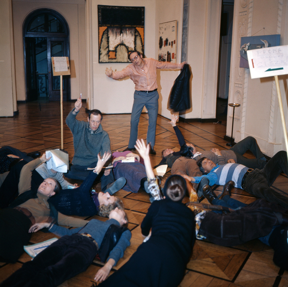 Próba z przedstawienia "Dante" w reżyserii Józefa Szajny, Teatr Studio w Warszawie, 1974. Na zdjęciu: aktor Leszek Herdegen (siedzi), z tyłu stoi Józef Szajna, fot. Jerzy Michalski/Forum